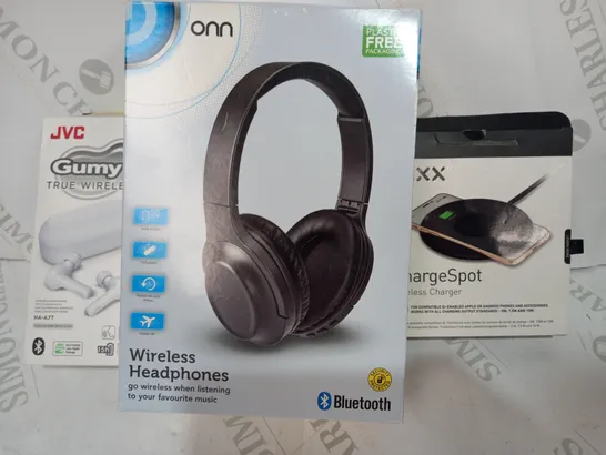 LOT OF APPROXIMATELY 20 ASSORTED HOUSEHOLD ITEMS TO INCLUDE JVC GUMY TRUE WIRELESS EARBUDS, ONN WIRELESS HEADPHONES, MIXX CHARGESPOT WIRELESS CHARGER, ETC