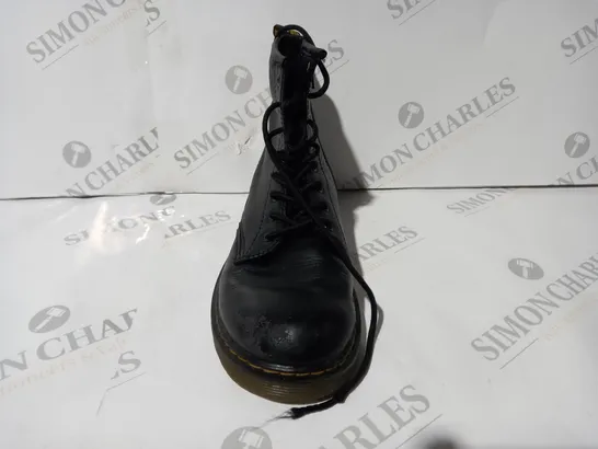 BOXED PAIR OF DR MARTENS BOOTS IN BLACK UK SIZE 3