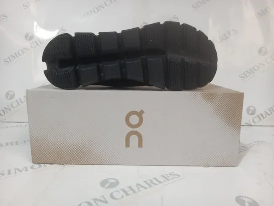 BOXED PAIR OF ON CLOUD 5 SHOES IN BLACK UK SIZE 7.5