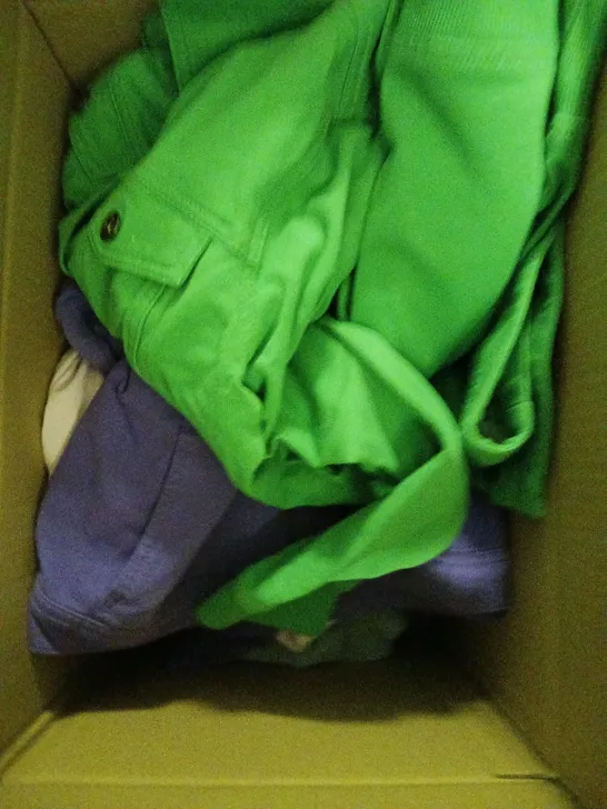 BOX OF APPROXIMATELY 10 ASSORTED CLOTHING AND FASHION ITEMS IN VARIOUS STYLES, SIZES, AND COLOURS / COLLECTION ONLY 