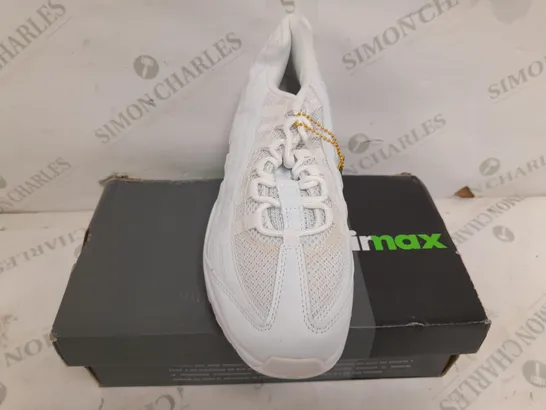 BOXED PAIR OF NIKE AIR MAX TT TRAINERS IN WHITE - SIZE 9