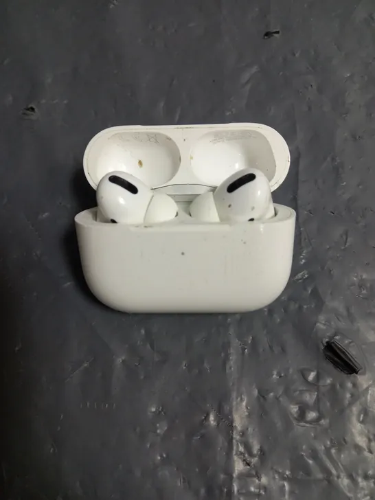 PAIR OF APPLE AIRPODS PRO IN WHITE