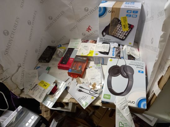 LOT OF LARGE BOX OF APPROXIMATELY 25 ASSORTED ITEMS TO INCLUDE HEADPHONES ALARM CLOCKS AND USB'S 