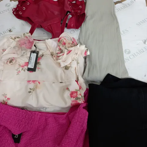 BOX OF APPROXIMATELY 22 ASSORTED CLOTHING ITEMS TO INCLUDE - LEGGINGS  , JEANS , DRESS ETC