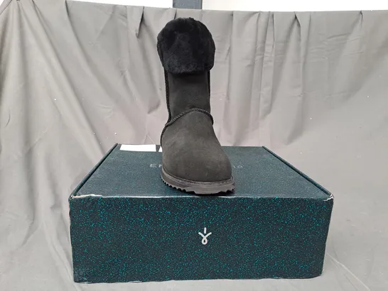 BOXED PAIR OF EMU BIRDWOOD WATERPROOF SHEEPSKIN BOOTS IN BLACK - SIZE 6