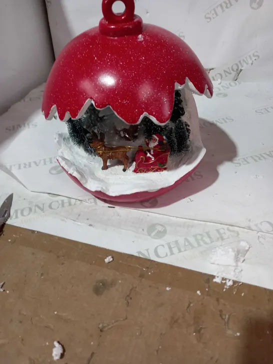 CHRISTMAS SCENE ORNAMENT - SANTA 