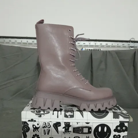 BOXED PAIR OF KOI SIREN BOOTS IN PURPLE SIZE 9 