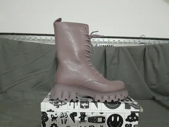 BOXED PAIR OF KOI SIREN BOOTS IN PURPLE SIZE 9 