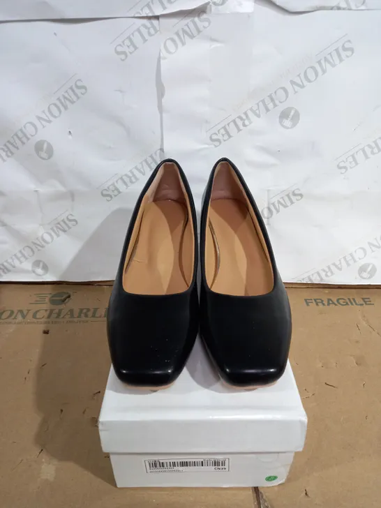 WOMENS LOW BLOCKED HEELED SHOES SIZE 39