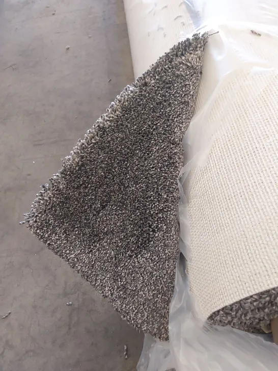 ROLL OF QUALITY TUDOR TWIST CLASSIC DRIZZLE CARPET // SIZE: APPROX 4 X 4.25m