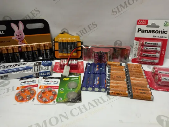 A LARGE QUANTITY OF ASSORTED BATTERIES TO INCLUDE DURACELL, PANASONIC, ENERGIZER, ETC 