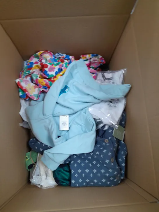 BOX OF ASSORTED CHILDRENS CLOTHING VARYING IN SIZE/COLOUR/STYLE TO INCLUDE:  TOPS, DRESSES, JUMPERS