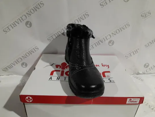 BOXED PAIR OF RIEKER ANKLE BOOTS WITH FUR CUFF IN BLACK - SIZE 5