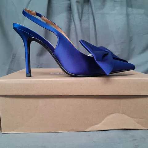 BOXED PAIR OF KAREN MILLEN BOW DETAIL SLING BACK HEELS IN NAVY SIZE 6