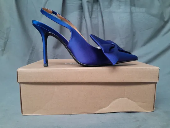 BOXED PAIR OF KAREN MILLEN BOW DETAIL SLING BACK HEELS IN NAVY SIZE 6