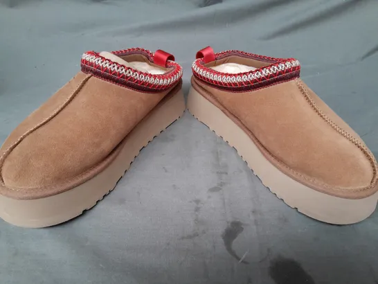 BOXED PAIR OF UGG SHOES IN CHESTNUT UK SIZE 5