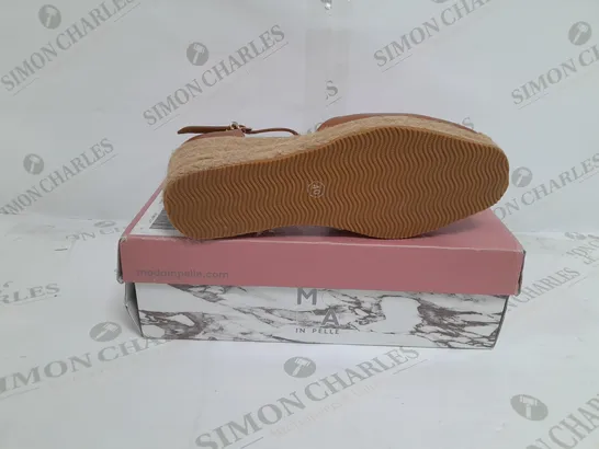 BOXED PAIR OF MODA IN PELLE GALIANA WEDGE SANDALS IN TAN SIZE 7