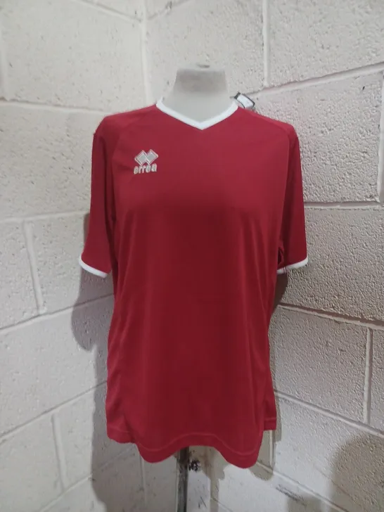 APPROXIMATELY 6 ASSORTED ERREA FOOTBALL TOPS IN VARIOUS SIZES