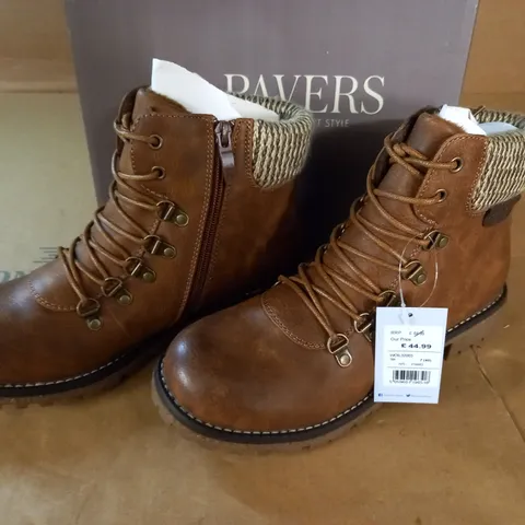 PAIR OF PAVERS BROWN BOOTS IN TAN - 7(40)