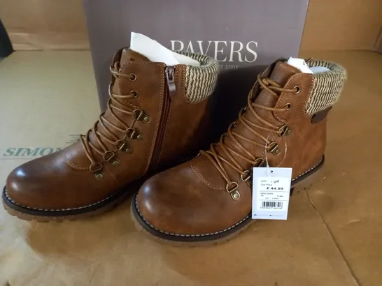 PAIR OF PAVERS BROWN BOOTS IN TAN - 7(40)