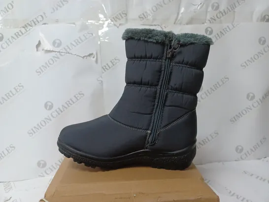 PAIR OF CUSHION-WALK BOOTS BLACK SIZE 4