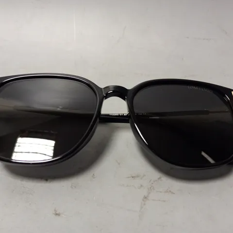 BOXED TOM FORD SUNGLASSES (YC2203)