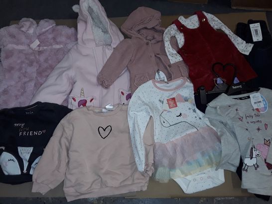 LOT OF ASSORTED GIRLS CLOTHING ITEMS IN VARIOUS SIZES 
