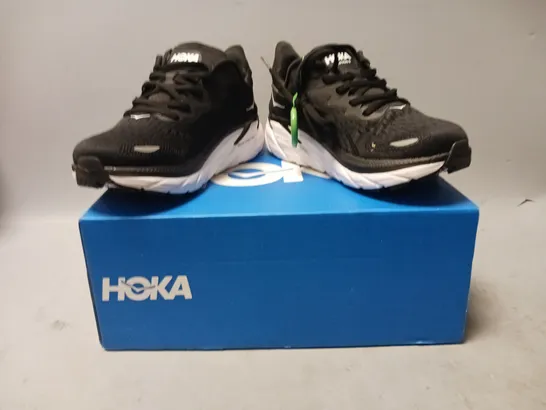 BOXED PAIR OF HOKA CLIFTON 7 SHOE SIN BLACK/WHITE UK SIZE 5