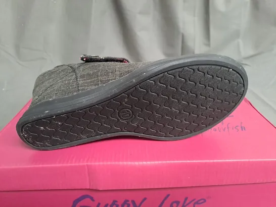 BOX OF APPROXIMATELY 12 PAIRS OF BLACK GUPPY LOVE WEDGE SHOES IN VARIOUS SIZES 