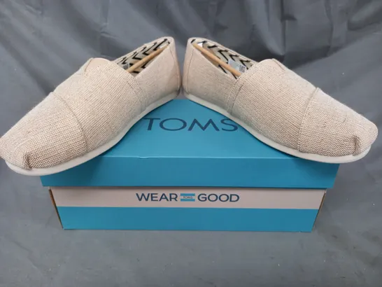 BOXED PAIR OF TOMS CANVAS SLIP-ON SHOES IN SAND UK SIZE 10.5