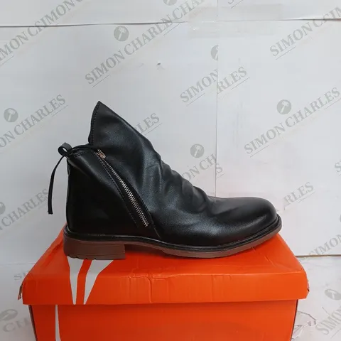 UNBRANDED BLACK LEATHER BOOTS - EU 41