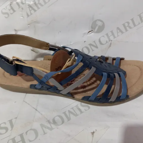 BOXED PAIR OF EARTH SPIRIT FAUX LEATHER SANDALS IN BLUE UK SIZE 7