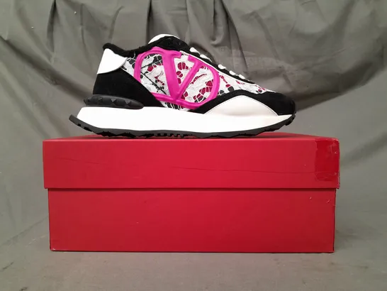 BOXED PAIR OF VALENTINO LOGO LACE SHOES IN BLACK/WHITE/PINK SIZE 5