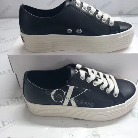 BOXED PAIR OF CALVIN KLEIN JEANS ZESLEY LOW TOP TRAINERS IN BLACK - 2