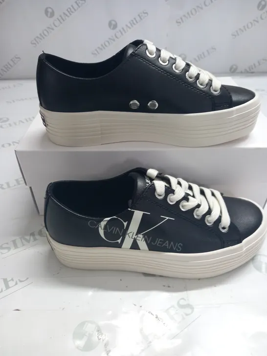 BOXED PAIR OF CALVIN KLEIN JEANS ZESLEY LOW TOP TRAINERS IN BLACK - 2