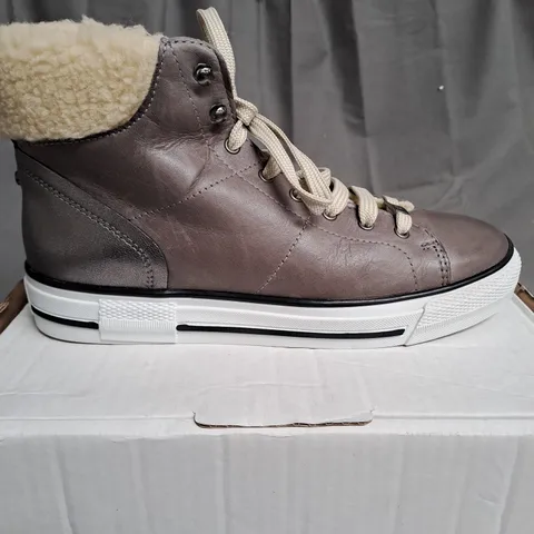 BOXED MODA DUSTY TORPE/CRÈME HIGHTOP SHOES - SIZE 6