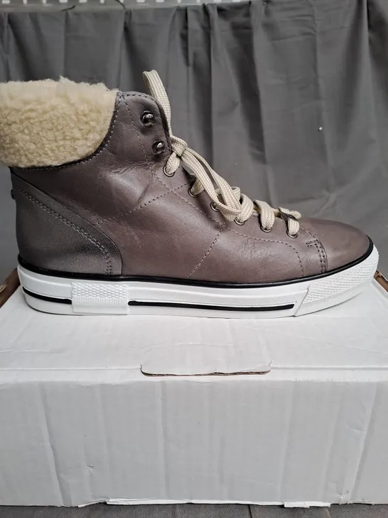 BOXED MODA DUSTY TORPE/CRÈME HIGHTOP SHOES - SIZE 6