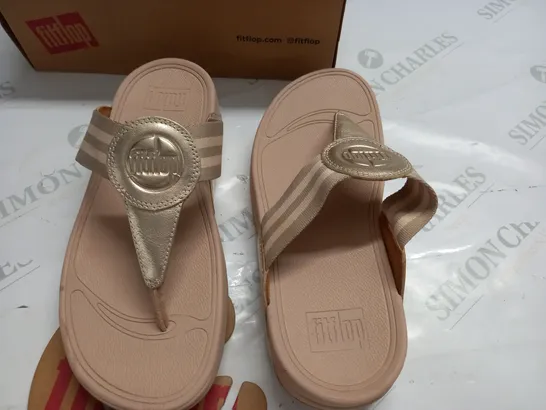 BOXED PAIR OF FITFLOP WALKSTAR TOE-POST SANDALS IN PLATINO - UK 4.5