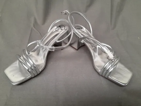 BOXED PAIR OF ESSEX GLAM OPEN TOE STRAPPY BLOCK HEEL SANDALS IN METALLIC SILVER UK SIZE 5