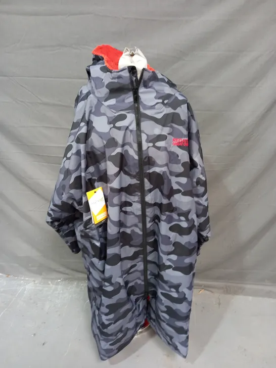 REGATTA CAMO ADULT WATERPROOF ROBE - L/XL