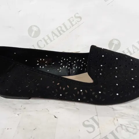 BOXED PAIR OF DESIGNER SLIP-ON SHOES IN BLACK W. JEWEL EFFECT UK SIZE 7