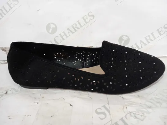 BOXED PAIR OF DESIGNER SLIP-ON SHOES IN BLACK W. JEWEL EFFECT UK SIZE 7