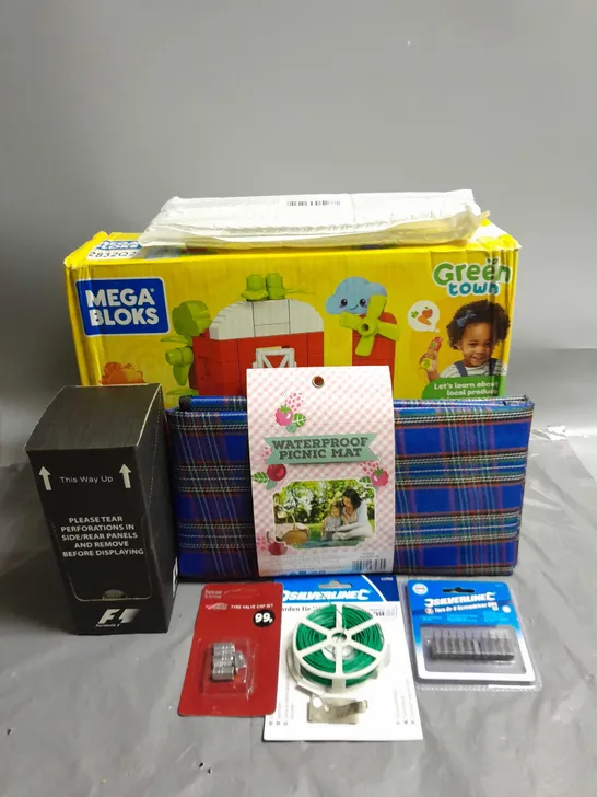 BOX OF APPROX 8 ASSORTED HOUSEHOLD ITEMS TO INCLUDE MEGABLOCKS GREEN TOWN, WATERPROOF PICNIC MAT AND FORMULA 1 CAR AIR FRESHENER ETC