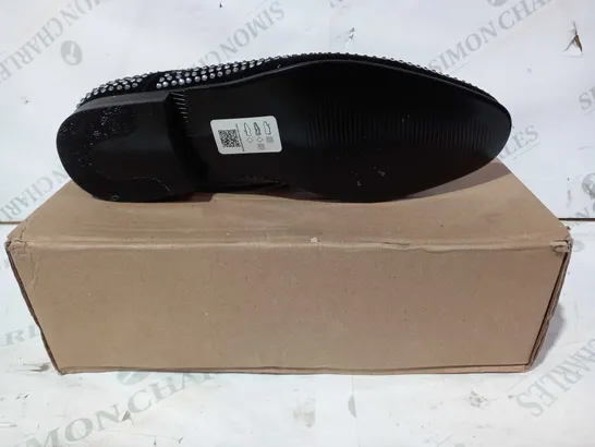 BOXED PAIR OF ASOS DESIGN SHOES IN BLACK WITH JEWEL EFFECT UK SIZE 9