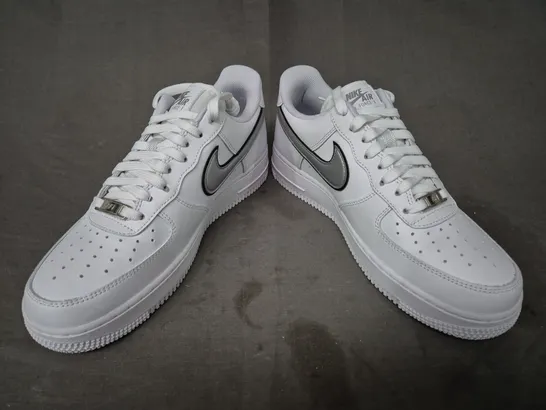 BRAND NEW BOXED PAIR OF NIKE WOMEN'S AIR FORCE 1 '07 ESS SHOES IN WHITE/METALLIC SILVER UK SIZE 6.5