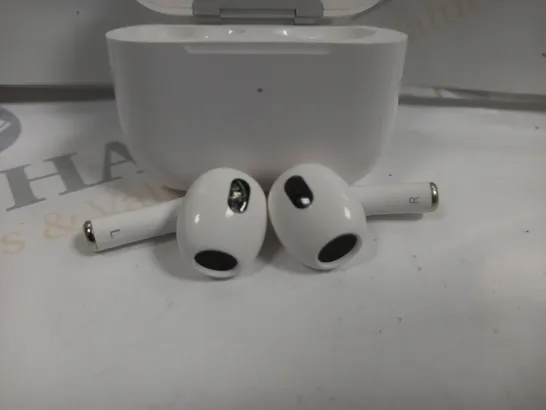 PORTABLE TRUE WIRELESS EARBUDS IN WHITE