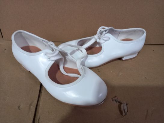 BOXED PAIR OF DESIGNER CHILDRENS TAP SHOES IN WHITE SIZE 11