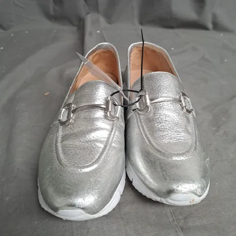 MODA IN PELLE FRANCIE LOAFER SIZE 5