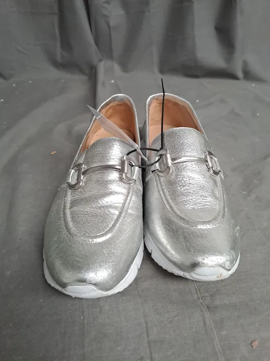 MODA IN PELLE FRANCIE LOAFER SIZE 5