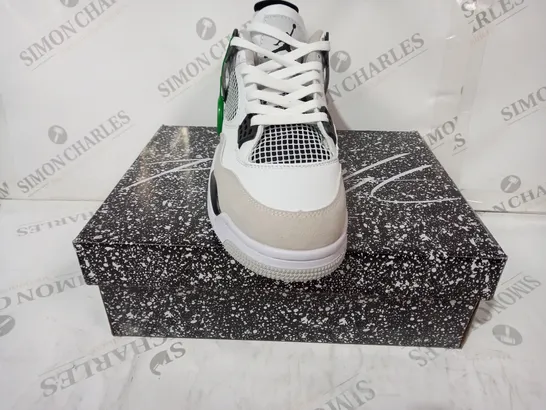 BOXED PAIR OF NIKE AIR JORDAN 4 RETRO SHOES IN WHITE/BLACK UK SIZE 8.5